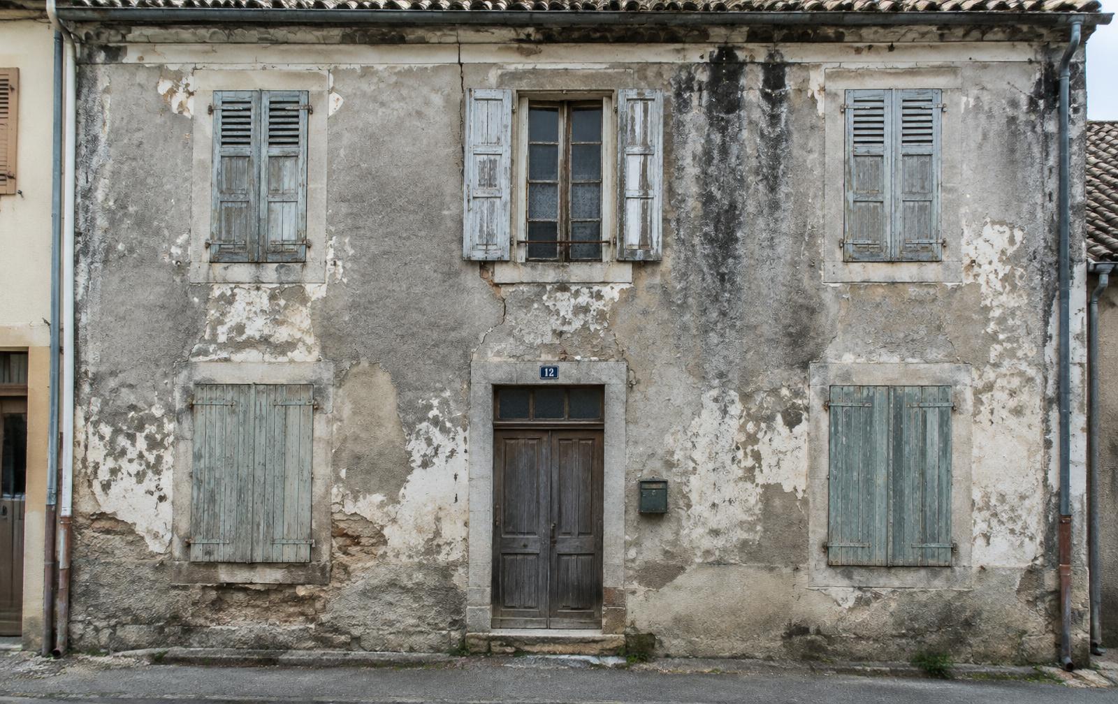 Façade fissurée et encrassée avant ravalement