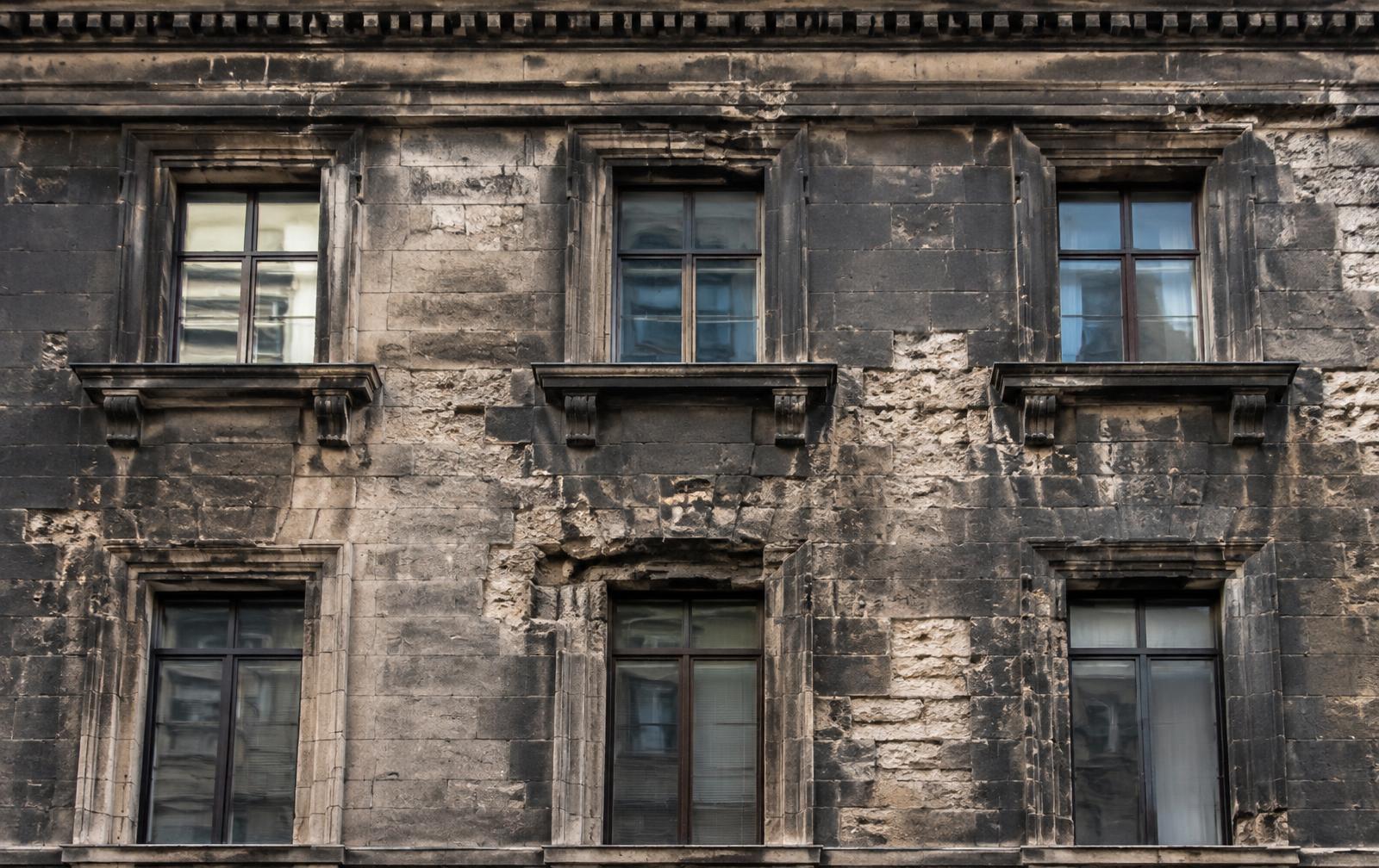 Restauration de façade en pierre de taille, 220 m² avant intervention
